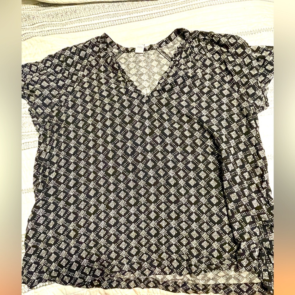 Black and white patterned shirt, size L ⭐️